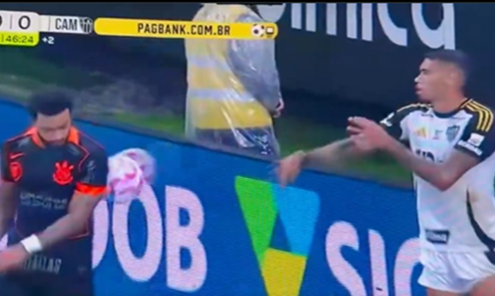 Rywal RZUCA PIŁKĄ w Depaya, a Holender... xD [VIDEO]